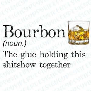Puede incluir: Fondo blanco con la palabra "Bourbon" en letras negras grandes, seguida de "(sustantivo.)". Debajo, el texto dice "El pegamento que mantiene este desastre unido". Un vaso de bourbon con hielo a la derecha.