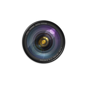 Puede incluir: Un objetivo de cámara negro con un anillo plateado y un centro dorado. El objetivo tiene el texto "FULL RANGE AUTO FOCUS F1.6 40.5mm 62-68mm 1:3.6" impreso alrededor del borde.