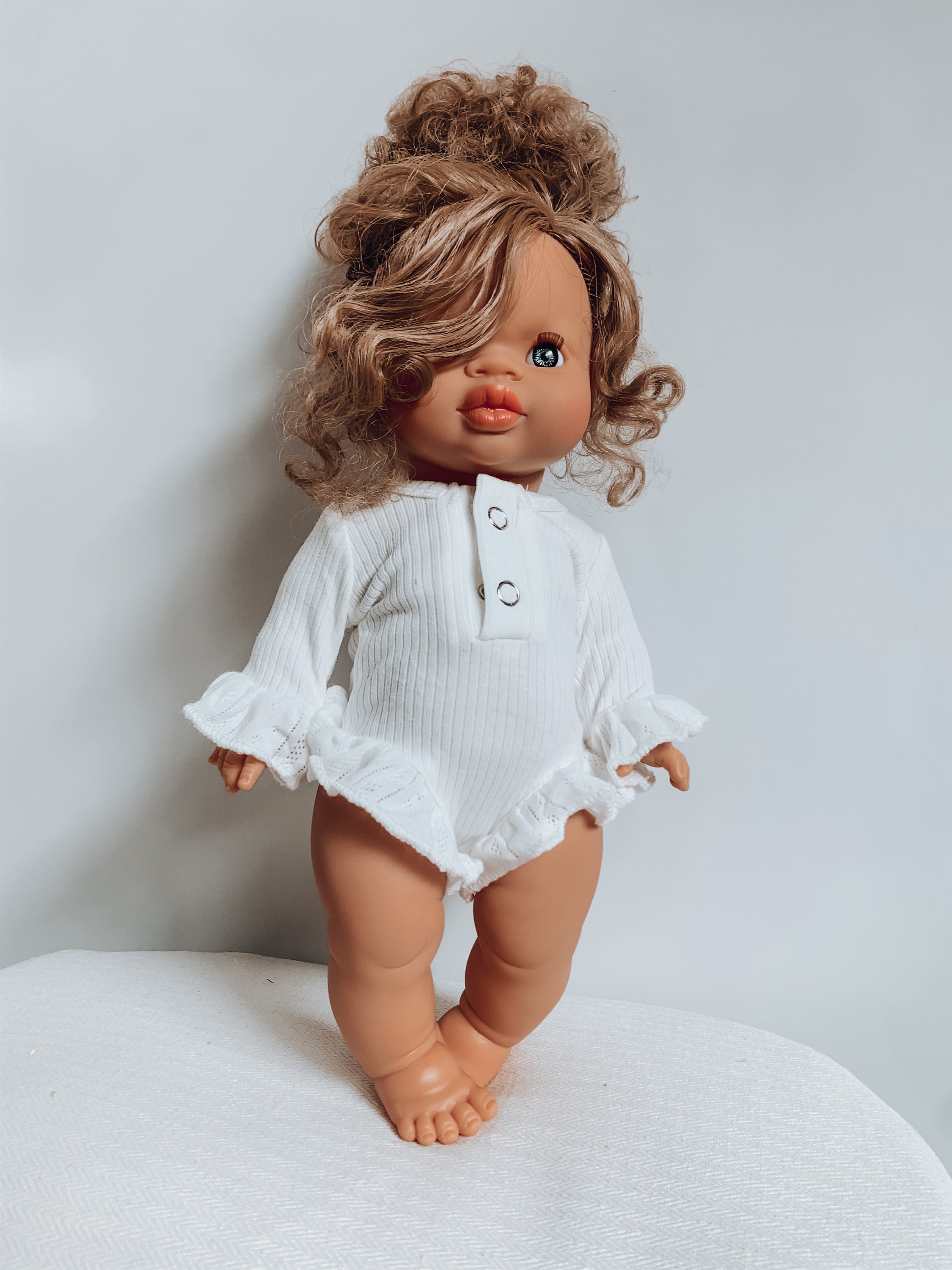 Miniland – Robe Pour Poupée 21 Cm – Ensemble Dune Tendance Avec Attaches Différentes – Sur Cintre Inclus