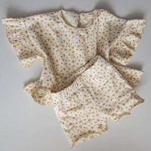 Impresionantes conjuntos de camiseta y pantalones cortos de ciclismo con mangas caídas Flutter para bebés y niños, con estampado floral vintage de alta calidad.