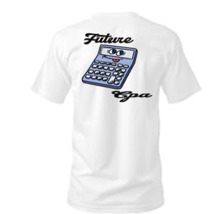 Könnte beinhalten: Weißes T-Shirt mit einem Cartoon-Taschenrechner-Design auf der Rückseite. Der hellblaue Taschenrechner hat ein lächelndes Gesicht, mit den Worten "Future Gpa" in schwarzer Schrift darüber und darunter. Das T-Shirt hat kurze Ärmel.