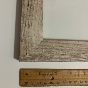 K&ouml;nnte beinhalten: Nahaufnahme eines Holzbildrahmens mit einer hellbraunen, verwitterten Oberfl&auml;che. Der Rahmen ist 10 cm breit und hat eine abgeschr&auml;gte Kante. Das Wort "Burlywood" steht unter dem Rahmen.