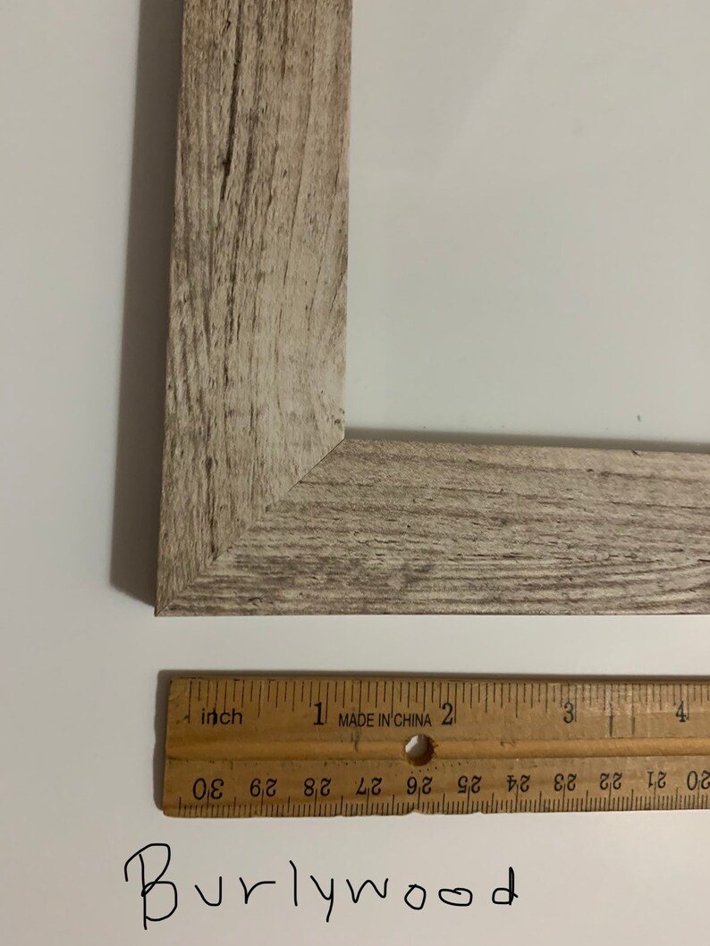 K&ouml;nnte beinhalten: Nahaufnahme eines Holzbildrahmens mit einer hellbraunen, verwitterten Oberfl&auml;che. Der Rahmen ist 10 cm breit und hat eine abgeschr&auml;gte Kante. Das Wort "Burlywood" steht unter dem Rahmen.