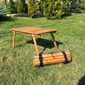 Mesa de picnic baja portátil, mesa de camping plegable de bambú de 4 pies  con bolsa de transporte y mantel, mesa de playa plegable para camping