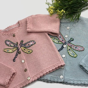 かぎ針編みの春のトンボ刺繍の女の子用カーディガン | コットンとシルクのベビーセーター | 幼児用イースター衣装