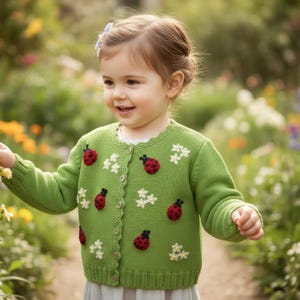 Cárdigan de niña de mezcla de algodón tejido a mano: apliques de margaritas y mariquitas