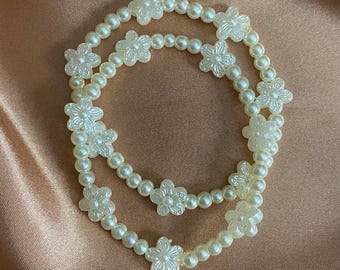 White Pearls and Flowers Beaded Bracelet