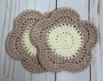 Juego de 2 posavasos de ganchillo con diseño de flores rosas