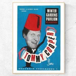 Peut inclure: Un programme souvenir vintage pour "The Tommy Cooper Show" au Winter Gardens Pavilion à Blackpool. Le programme présente une illustration de bande dessinée de Tommy Cooper portant un fez rouge et tenant un jeu de cartes.