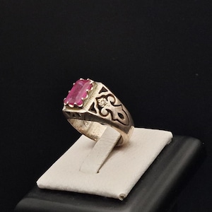 Rubin Ring aus Silber mit einem schönen viereckigen roten Rubin Handarbeit / Handmade (Spezialanfertigung)