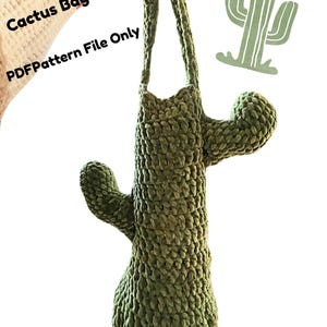 Puede incluir: Un portabolsas verde con forma de cactus hecho de un material de felpa texturizado. El portabolsas tiene un asa larga y dos brazos laterales, que se asemejan a un cactus. El texto de la imagen dice "Cactus Bag Holder PDF Pattern File Only".