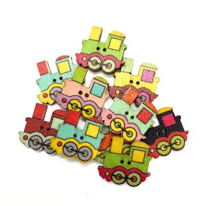 Peut inclure: Un ensemble de boutons en bois de train colorés avec des détails peints. Les boutons sont en forme de trains avec des roues et des fenêtres. Les boutons sont de différentes couleurs, notamment rouge, vert, bleu, jaune et rose.