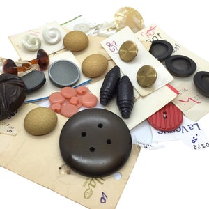 Lot of old buttons, round buttons, square buttons, antique buttons, crystal buttons, wooden buttons, various sizes, eclectic collection.