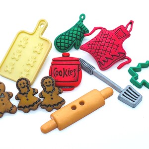 Peut inclure: Un ensemble de 10 boutons en plastique colorés sur le thème du pain d'épices. Les boutons comprennent un bonhomme en pain d'épices, un rouleau à pâtisserie, un emporte-pièce, un pot à biscuits, une planche à découper et une spatule.