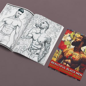 Puede incluir: Un libro para colorear para adultos abierto con el t&iacute;tulo "Beautiful Black Men Adult Coloring Book". El libro presenta ilustraciones en blanco y negro de hombres con musculatura detallada y fondos florales.