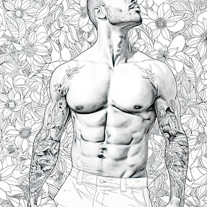 Puede incluir: Un dibujo en blanco y negro de un hombre sin camisa con tatuajes en los brazos, de pie frente a un fondo de flores estilizadas.