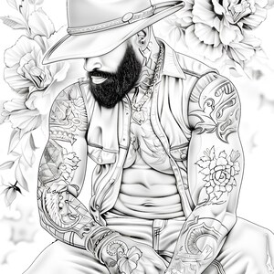 Puede incluir: Una ilustraci&oacute;n en blanco y negro de un hombre con un sombrero de vaquero y un chaleco. Tiene barba y tatuajes en los brazos. El fondo presenta flores.