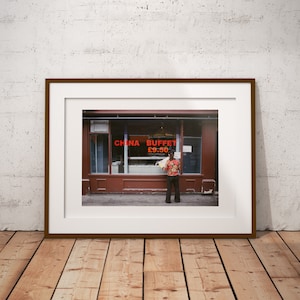 London Strassenfotografie, Chinatown, Zeitung, Schlagzeilen, Soho, Fine Art, Fensterputzen, Giclee, Print, Farbe, Wortspiel