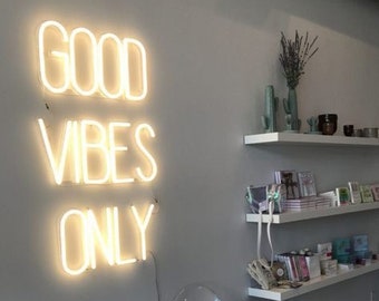 Letrero de neón "Good Vibes Only": Decoración de habitación con LED blanco cálido
