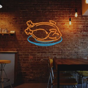 Fried Huhn auf Teller Leuchtreklame für Restaurant oder Cafe. LED-Hähnchen
