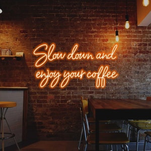 Sinal de néon Desacelere e aproveite seu café. Decoração de luz de bar