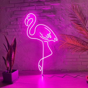 Insegna al neon fenicottero rosa: arredamento tropicale chic