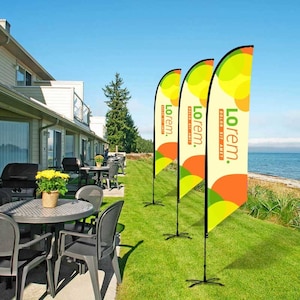 Puede incluir: Tres banderas de plumas amarillas, naranjas y verdes con el texto "Lorem." y "Dolor Sit Amet" sobre un fondo blanco. Las banderas se muestran en postes negros frente a un edificio y un área cubierta de hierba.