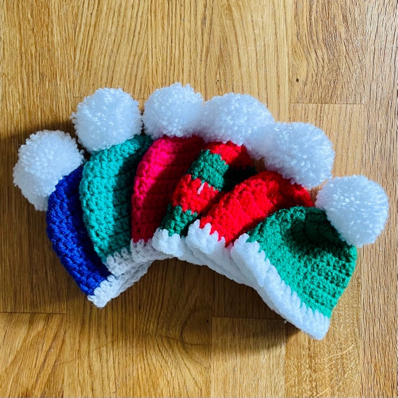Crochet Mini Pom Pom Christmas Hat: Festive Table Decor