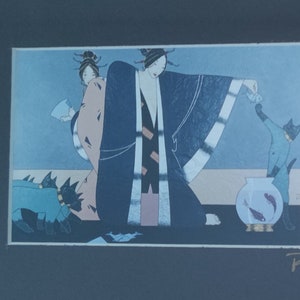 Könnte beinhalten: Ein blauer und weißer Druck mit zwei Frauen in traditioneller japanischer Kleidung, zwei schwarzen Katzen und einer Fischschale mit zwei Fischen. Der Druck ist unten rechts mit "Rafael" signiert.