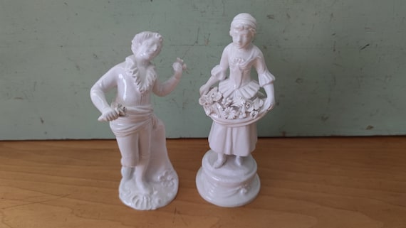 Weiße Italienische Porzellanfiguren, die 18th Century reflektieren Das Blumenmädchen und Der Geiger