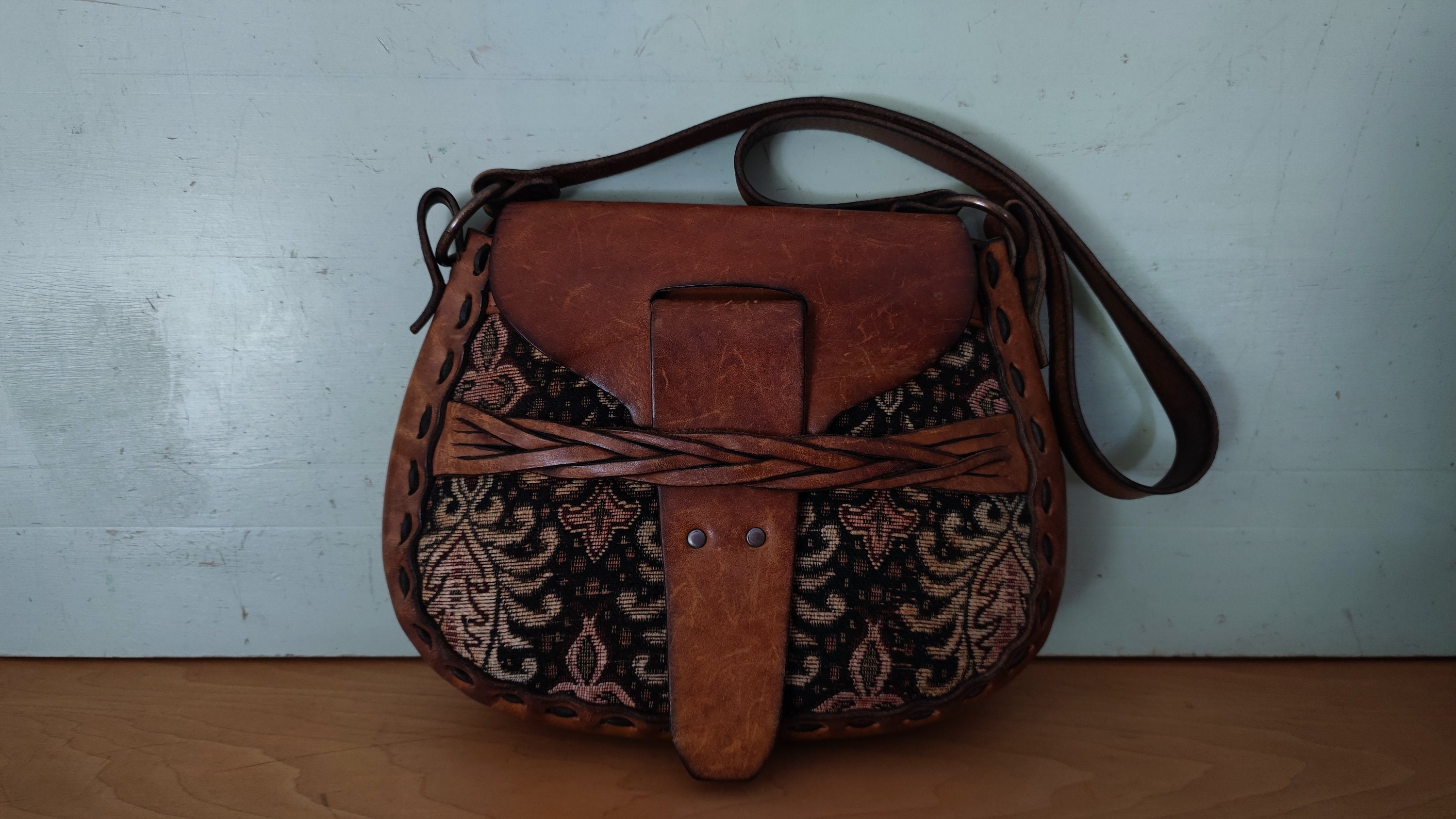 ショルダーバッグ 70s Vintage Hand Made Shoulder Bag 70's Hippie Hand Tooled Leather Embroidery Boho Shoulder Bag - Etsy