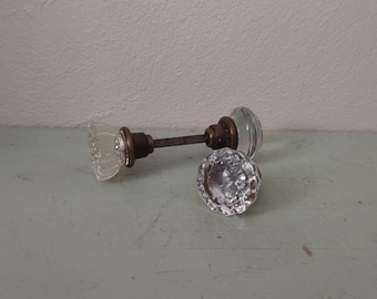 Pomos de puerta de cristal antiguos con cuellos de latón