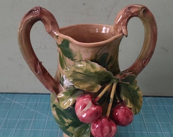 Jarrón italiano de cerámica con cerezas de mayólica barbotina