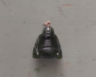 Handgesneden jade boeddha diep bosgroene hanger met gouden baal