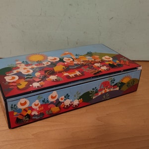 Portagioie decorativo peruviano vintage dipinto a mano da Hoyos G. La Vida Familiar del Pueblo