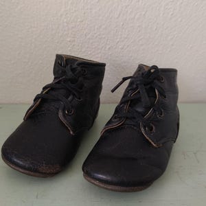 Antike Kleinkind-Schuhe aus weichem Schwarz Alle Leder 1920er Jahre Weiche Sohle Kleinkind-Schuhe Baumwollfutter Original Schnürsenkel