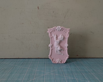 Jasperware Kleine Cherub Vase Pink und Weiß Keramik Secret Garden Wall Cherub Vase