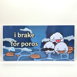 Peut inclure: Un autocollant bleu et blanc avec le texte "i brake for poros" et trois poros de dessin animé blancs avec des yeux et des bouches noirs. Les poros sont sur un fond bleu et blanc avec des cercles bruns et orange.