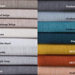 Op de afbeelding: Een stofstaalkaart met 10 verschillende stofkleuren en -texturen. De kleuren omvatten taupe, koel beige, melange beige, bot, wit zand, marmer, lichtgrijs, grijs, donkergrijs, grijsblauw, turquoise, oceaan, geel, oranje en zalm. Sommige kleuren zijn gemarkeerd als "UIT VERKOOP".