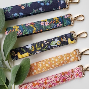 Llavero de pulsera Summer Blooms / Bonito accesorio para llavero / Regalo para el día de la madre / Accesorio Barbie Vibes con flores rosas / Tela de Rifle Paper Co