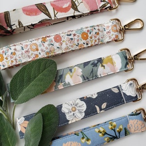 Llavero de pulsera con flores de jardín / Bonito accesorio para llavero / Regalo para el día de la madre / Accesorio Barbie Vibes con flores rosas / Tela de Rifle Paper Co