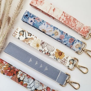 Llavero de pulsera con diseño floral de verano / Bonito accesorio para llavero / Regalo para el día de la madre / Accesorio de tela con acuarela / Criaturas del bosque