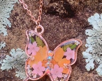 Floral butterfly necklace, pressed flower butterfly, real flowers in resin, butterfly jewelry, unique gifts, gifts for her, preserved nature