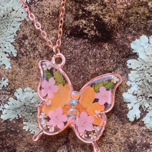 Floral butterfly necklace, pressed flower butterfly, real flowers in resin, butterfly jewelry, unique gifts, gifts for her, preserved nature