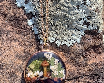 Circular mushroom terrarium necklace, real mushroom in resin, resin mushroom jewelry, nature pendant, unique jewelry