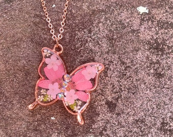 Floral butterfly necklace, pressed flower butterfly, real flowers in resin, butterfly jewelry, unique gifts, gifts for her, preserved nature