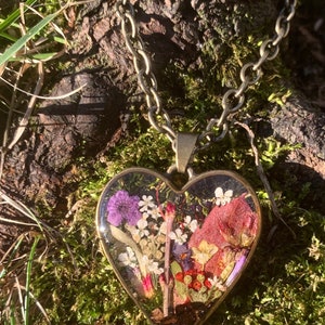Blooming heart, real pressed flowers in resin, resin jewelry, floral heart pendant, gifts for her, unique gifts, pressed flower jewelry