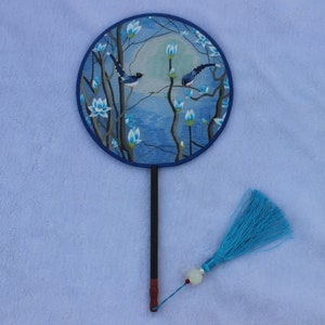 Abanico redondo con bordado a mano de doble cara de Suzhou Suxiu con patrón de magnolia azul y pájaros, regalo enmarcado terminado para ella
