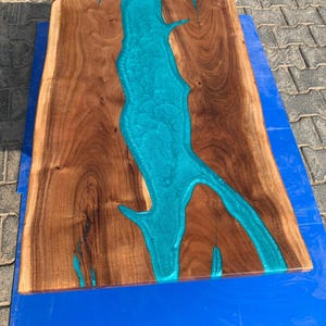 Tablero de mesa de madera de acacia con borde natural, hecho a mano y resina epoxi personalizada.