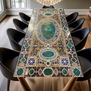 Puede incluir: Una mesa de comedor rectangular con una encimera de piedra con incrustaciones decorativas. La mesa presenta un óvalo central de piedra verde, rodeado de intrincados patrones en azul, dorado y otros colores. La mesa está sostenida por patas de madera y rodeada de sillas negras.